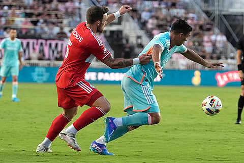 Luis Suárez goes for the ball as Rafael Czichos defends